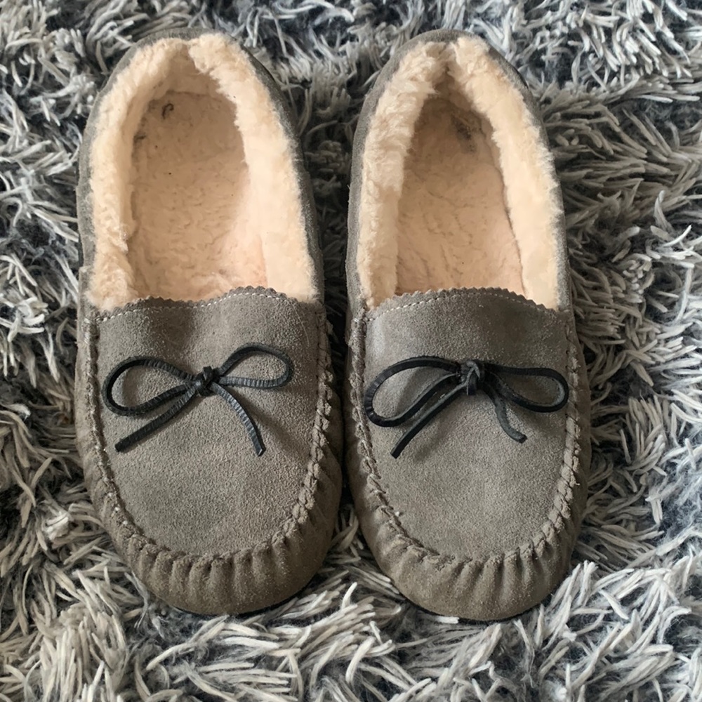 Grey Abeo moccasin slippers. Size 8. Suede, sheepskin.